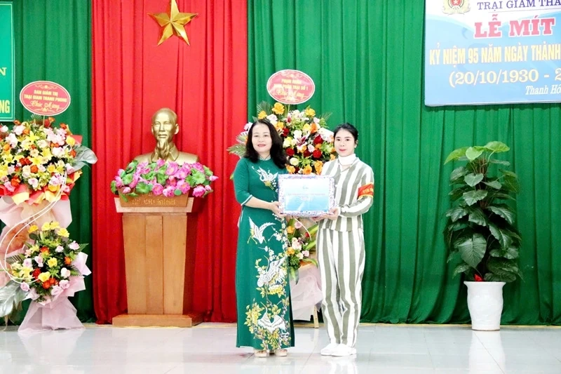 Hội LHPN tỉnh thăm, tặng quà nữ phạm nhân dịp 20/10