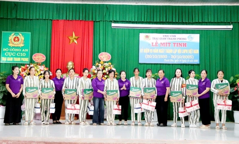 Hội LHPN tỉnh thăm, tặng quà nữ phạm nhân dịp 20/10