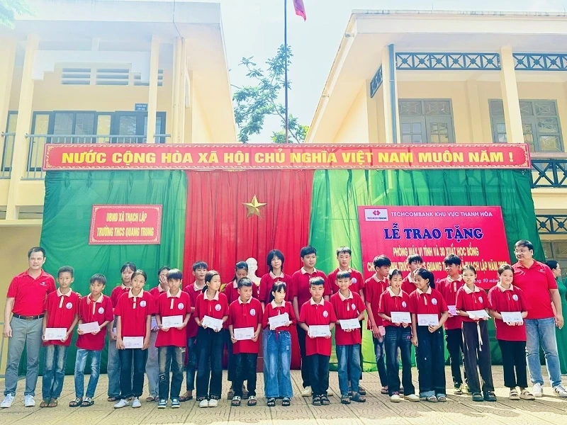 Techcombank - Chi nhánh khu vực Thanh Hóa tặng quà cho học sinh