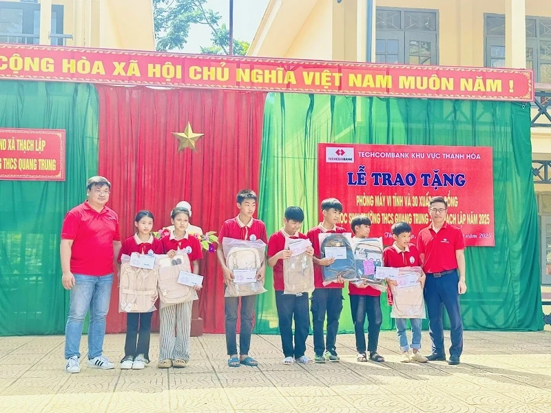 Techcombank - Chi nhánh khu vực Thanh Hóa tặng quà cho học sinh