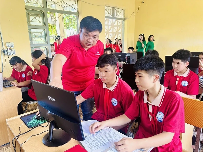 Techcombank - Chi nhánh khu vực Thanh Hóa tặng quà cho học sinh