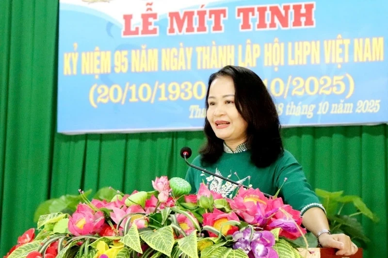 Hội LHPN tỉnh thăm, tặng quà nữ phạm nhân dịp 20/10
