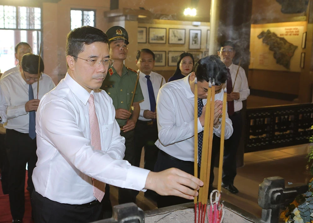 Đoàn đại biểu tỉnh Thanh Hóa dâng hương tưởng niệm Chủ tịch Hồ Chí Minh, Mẹ Việt Nam Anh hùng và các Anh hùng liệt sĩ trước thềm Đại hội Đảng bộ tỉnh lần thứ XX