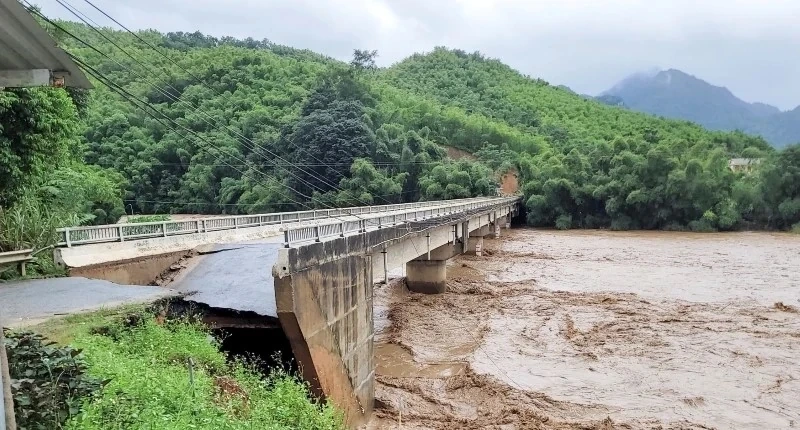 Công bố tình huống khẩn cấp thiên tai đối với hư hỏng cầu Mọ bắc qua sông Cầu Chày trên địa bàn xã Xuân Tín