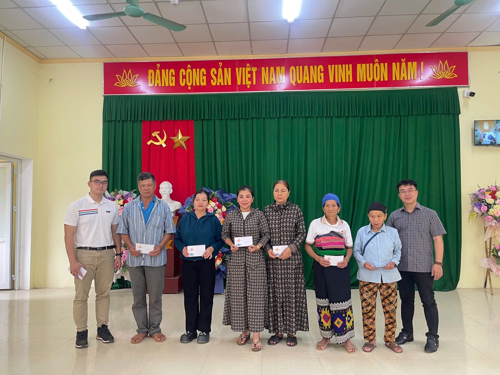 Hỗ trợ các gia đình bị thiệt hại do mưa lũ tại xã Trung Hạ