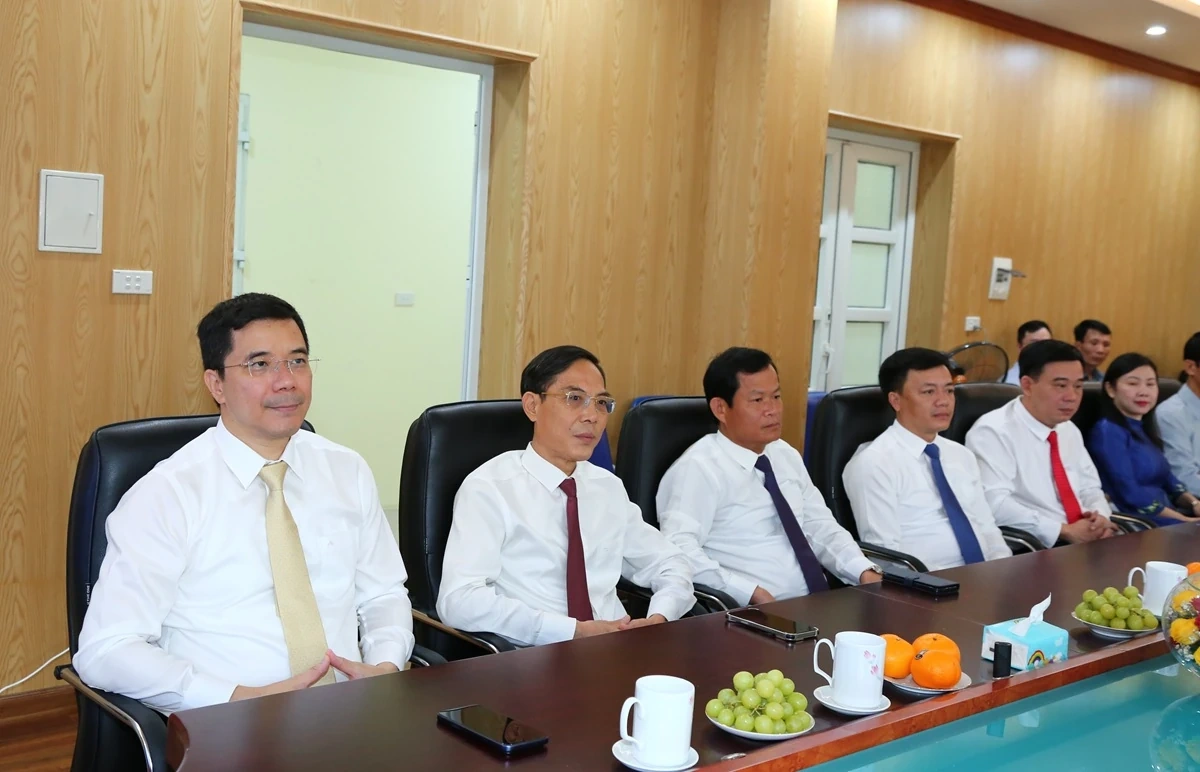 Phó Bí thư Thường trực Tỉnh ủy Nguyễn Hồng Phong chúc mừng Hội LHPN tỉnh