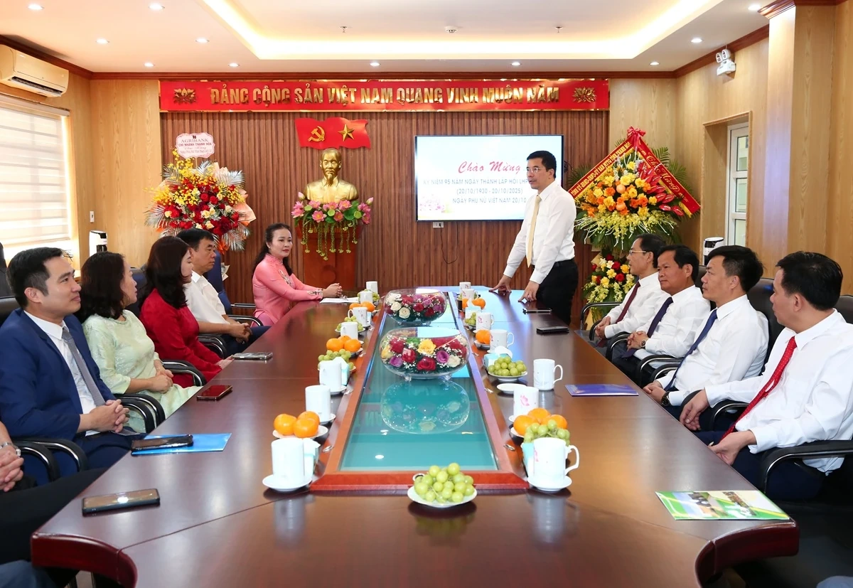 Phó Bí thư Thường trực Tỉnh ủy Nguyễn Hồng Phong chúc mừng Hội LHPN tỉnh