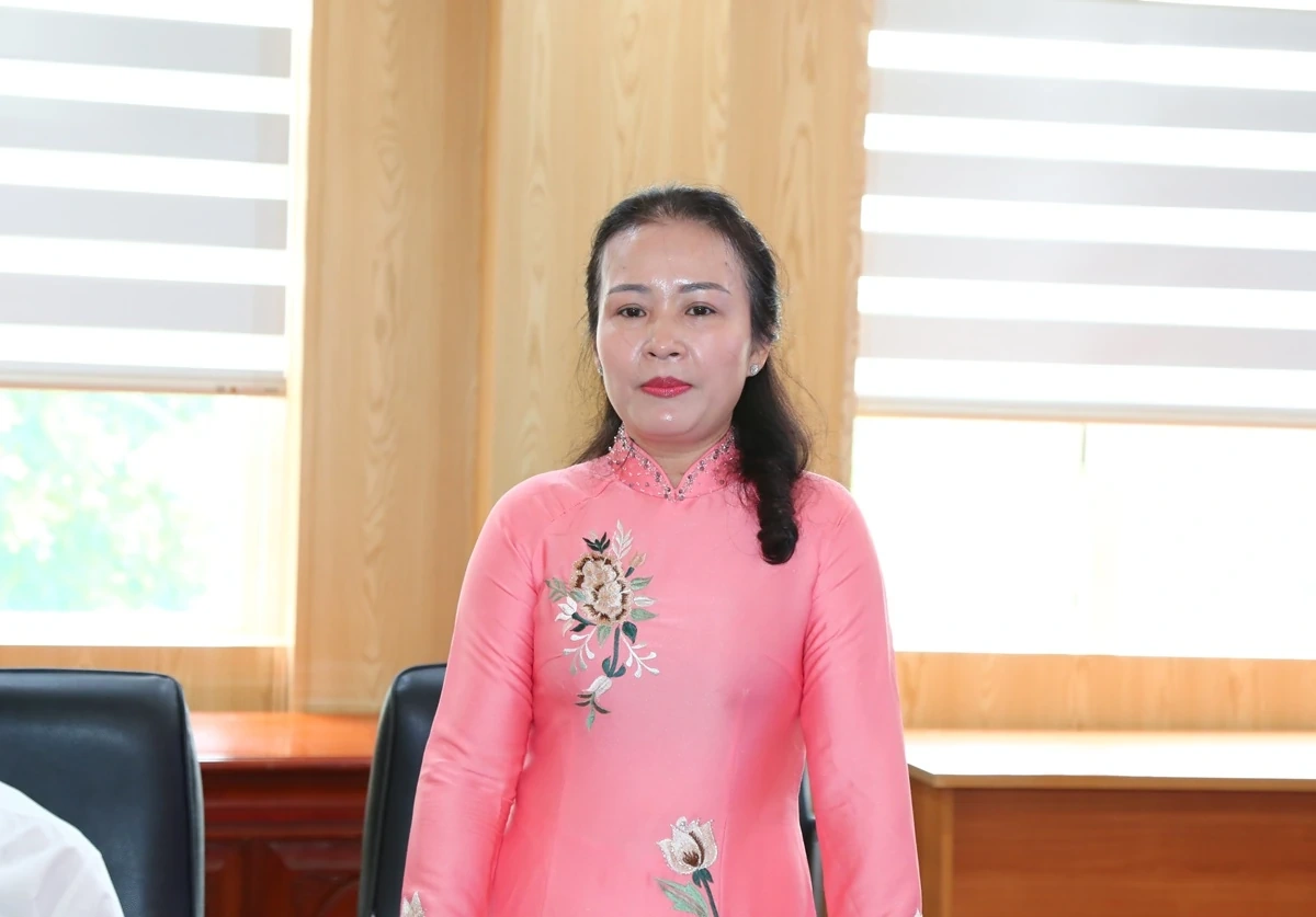 Phó Bí thư Thường trực Tỉnh ủy Nguyễn Hồng Phong chúc mừng Hội LHPN tỉnh