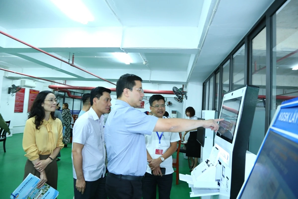 Phó Bí thư Thường trực Tỉnh ủy Nguyễn Hồng Phong thăm Trung tâm Phục vụ hành chính công phường Nam Sầm Sơn và làm việc với phường Hạc Thành