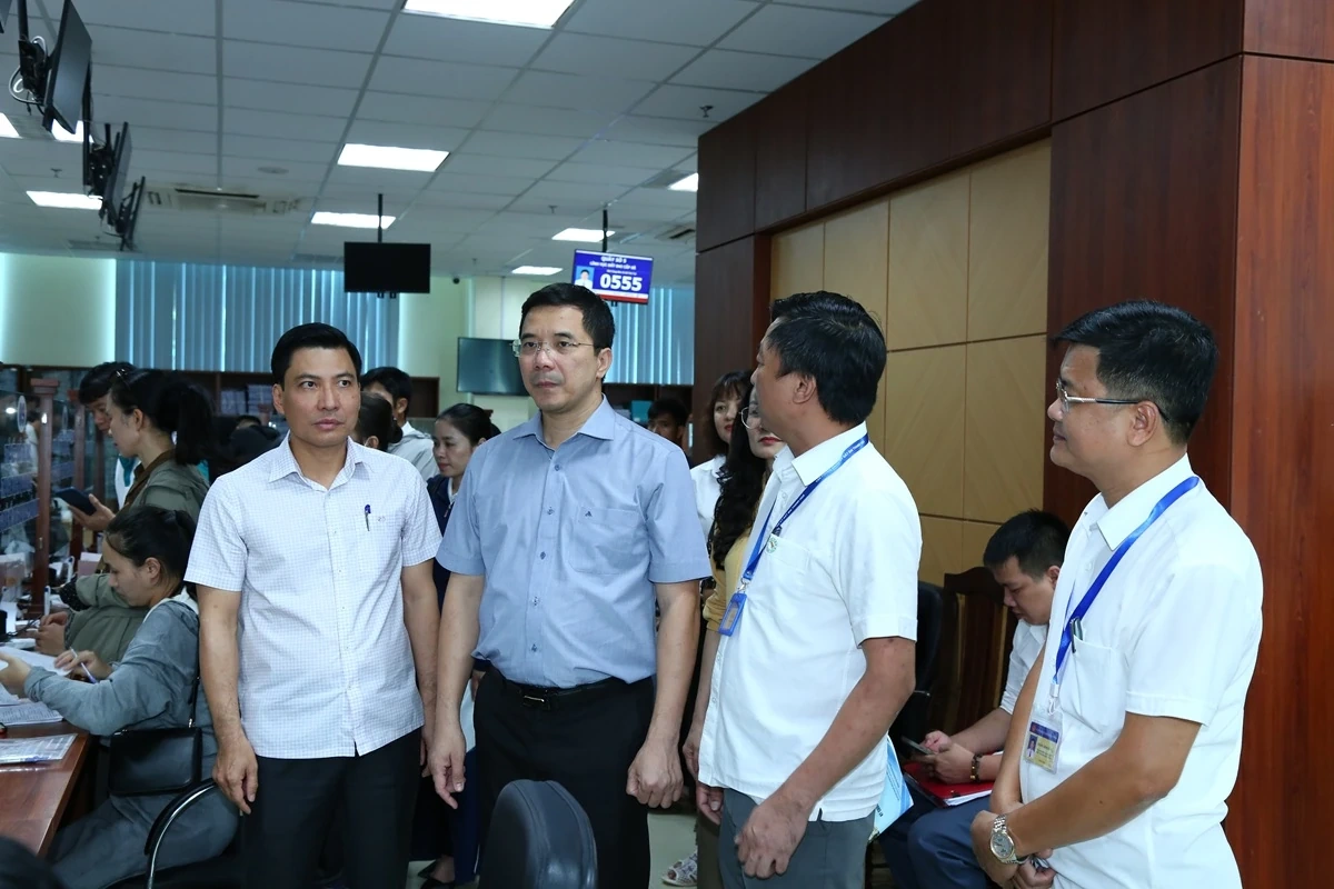Phó Bí thư Thường trực Tỉnh ủy Nguyễn Hồng Phong thăm Trung tâm Phục vụ hành chính công phường Nam Sầm Sơn và làm việc với phường Hạc Thành