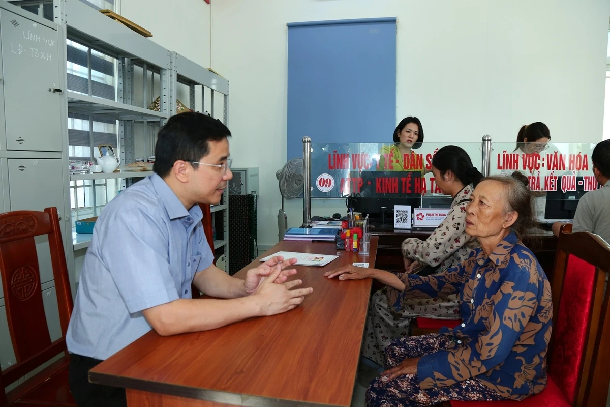 Phó Bí thư Thường trực Tỉnh ủy Nguyễn Hồng Phong thăm Trung tâm Phục vụ hành chính công phường Nam Sầm Sơn và làm việc với phường Hạc Thành