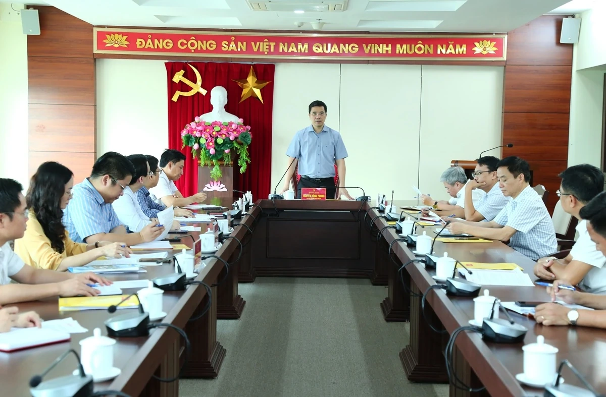 Phó Bí thư Thường trực Tỉnh ủy Nguyễn Hồng Phong thăm Trung tâm Phục vụ hành chính công phường Nam Sầm Sơn và làm việc với phường Hạc Thành