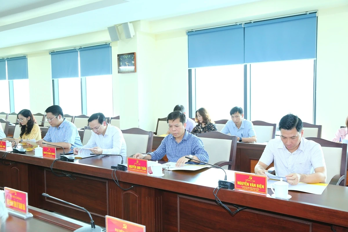 Phó Bí thư Thường trực Tỉnh ủy Nguyễn Hồng Phong thăm Trung tâm Phục vụ hành chính công phường Nam Sầm Sơn và làm việc với phường Hạc Thành