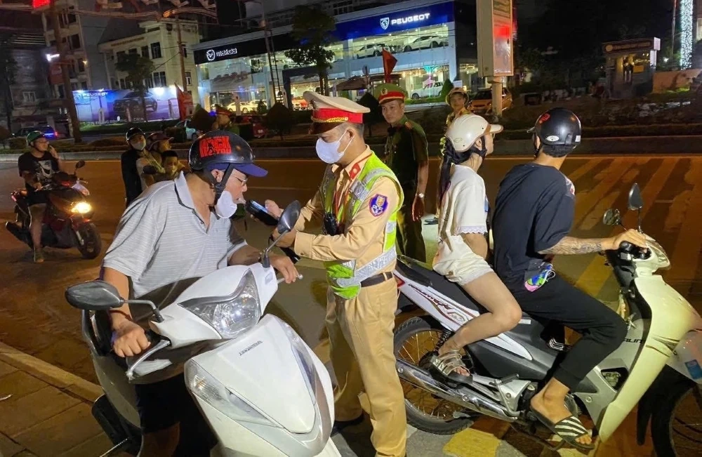 Xử phạt 242 trường hợp vi phạm nồng độ cồn trong 2 ngày đầu ra quân