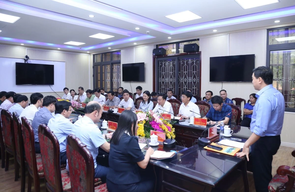 Chủ tịch UBND tỉnh Nguyễn Hoài Anh làm việc với các xã thuộc vùng huyện Quan Sơn cũ