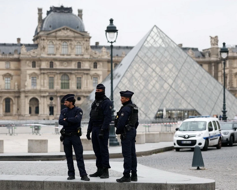 Pháp truy lùng 4 đối tượng lấy cắp nhiều báu vật Hoàng gia ở Bảo tàng Louvre