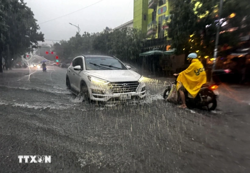 Bão số 12 tiếp tục đổi hướng, cảnh báo nhiều hình thái thời tiết nguy hiểm, mưa lớn ở Trung Bộ