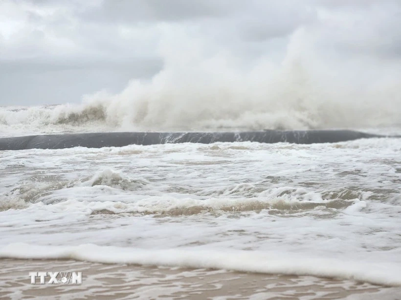 Xuất hiện áp thấp nhiệt đới gần Biển Đông - Bão số 12 giảm cấp