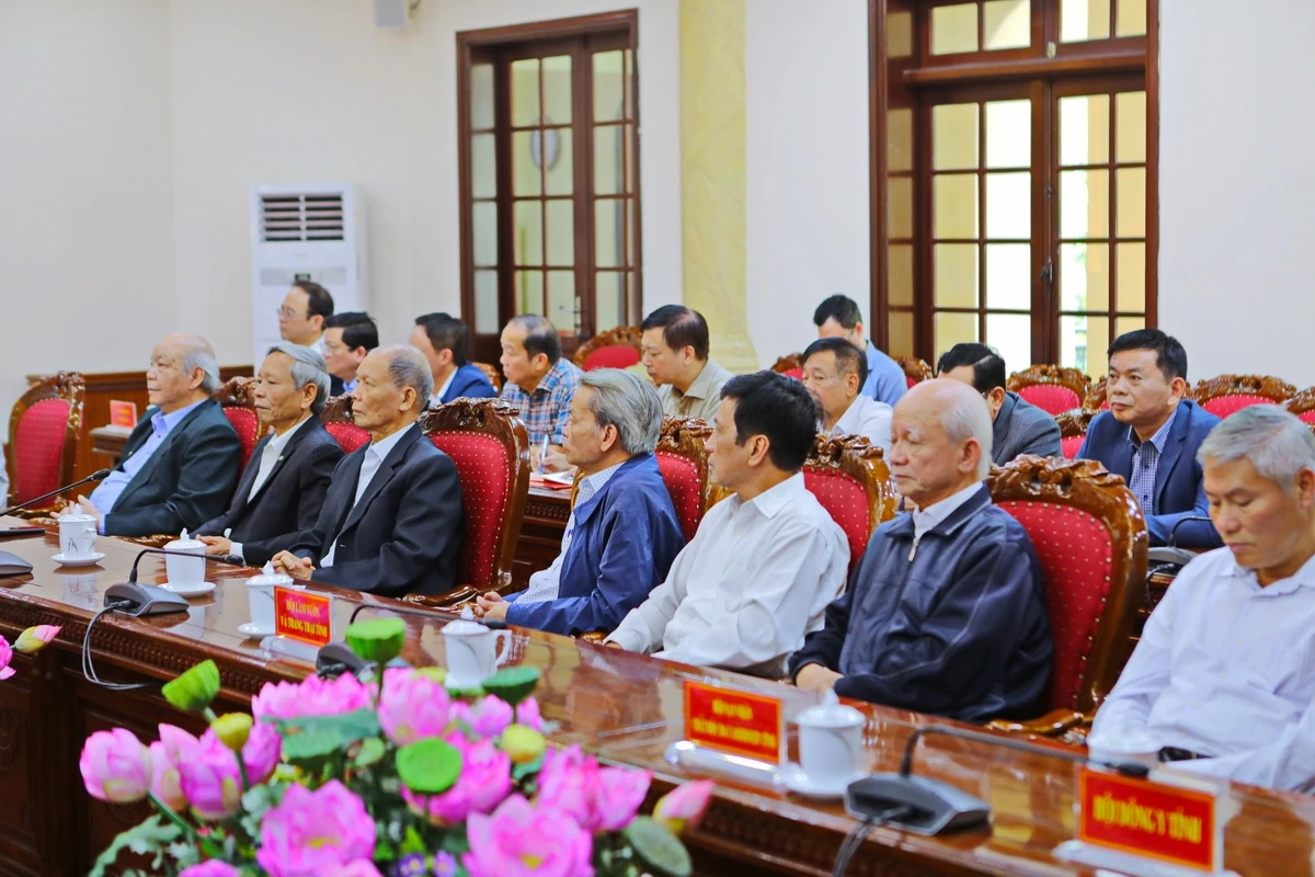 Thường trực Tỉnh ủy gặp mặt Ban Chủ nhiệm Câu lạc bộ Hàm Rồng và lãnh đạo các hội quần chúng