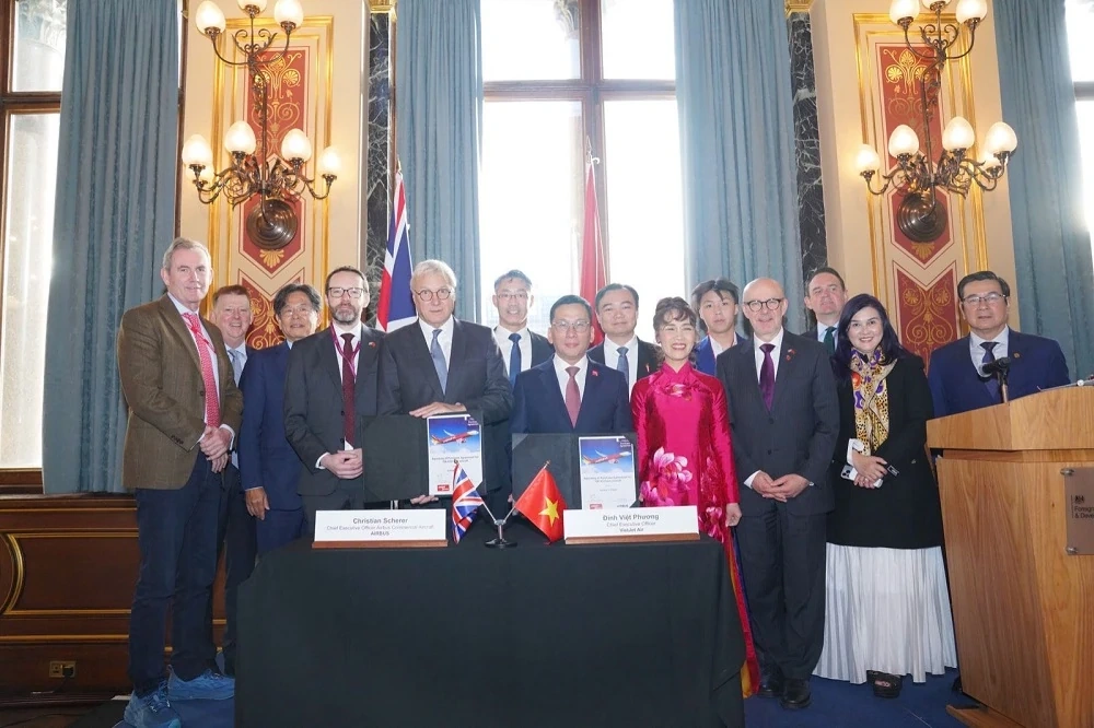 Vietjet ký kết hợp tác với Airbus và Rolls-Royce