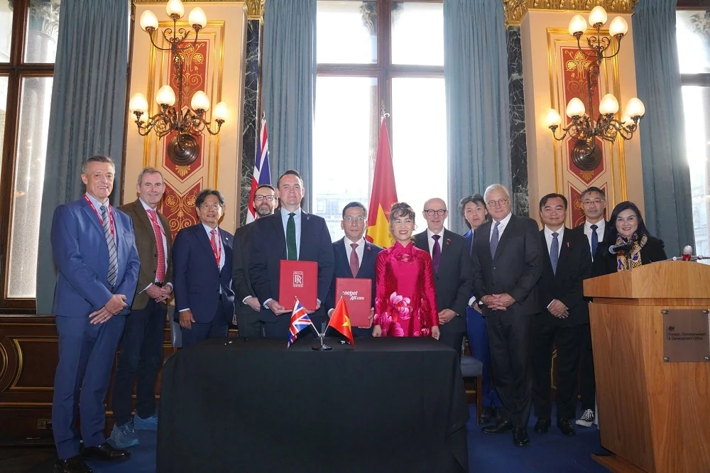 Vietjet ký kết hợp tác với Airbus và Rolls-Royce