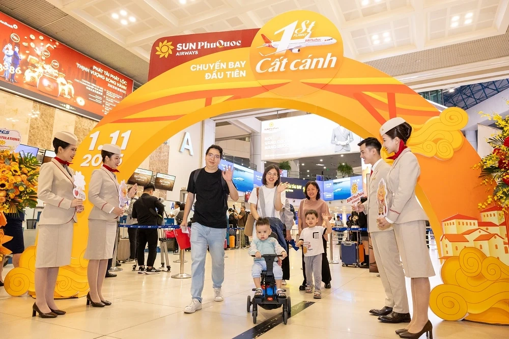 Khách được phục vụ bánh Maison Kayser và nghe violin trên chuyến bay đầu tiên của Sun PhuQuoc Airways