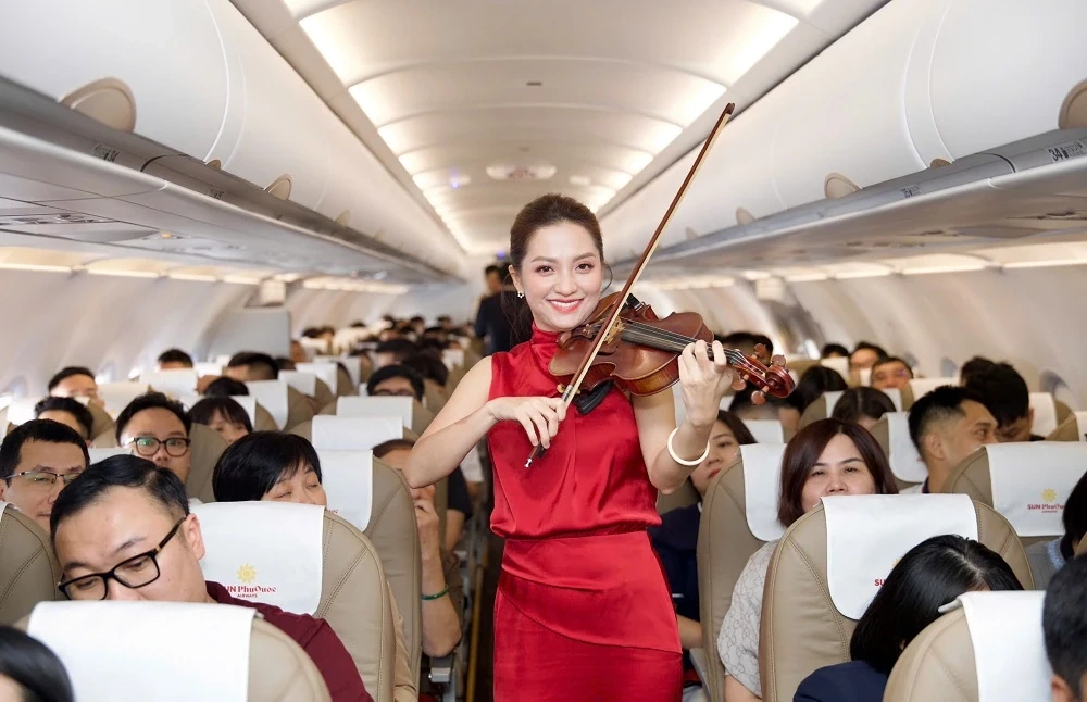 Khách được phục vụ bánh Maison Kayser và nghe violin trên chuyến bay đầu tiên của Sun PhuQuoc Airways