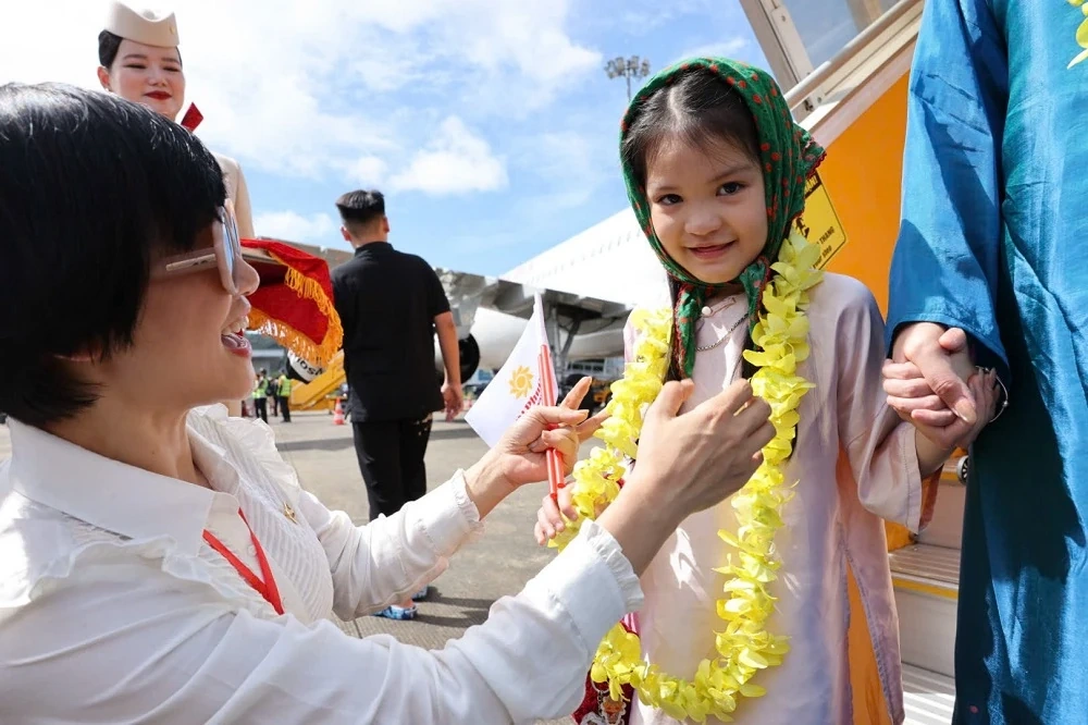 Khách được phục vụ bánh Maison Kayser và nghe violin trên chuyến bay đầu tiên của Sun PhuQuoc Airways