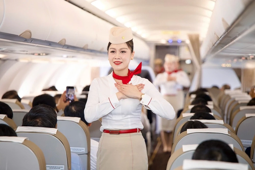 Khách được phục vụ bánh Maison Kayser và nghe violin trên chuyến bay đầu tiên của Sun PhuQuoc Airways