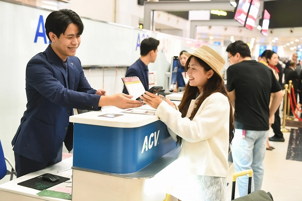 Khách được phục vụ bánh Maison Kayser và nghe violin trên chuyến bay đầu tiên của Sun PhuQuoc Airways