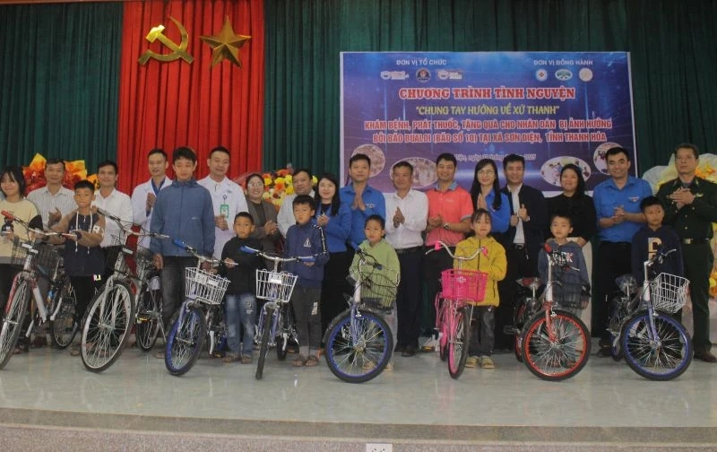 Nhiều hoạt động thiện nguyện đến với bà con vùng lũ xã Sơn Điện