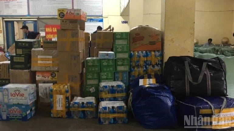 Đường sắt vận chuyển miễn phí hàng cứu trợ cho miền trung