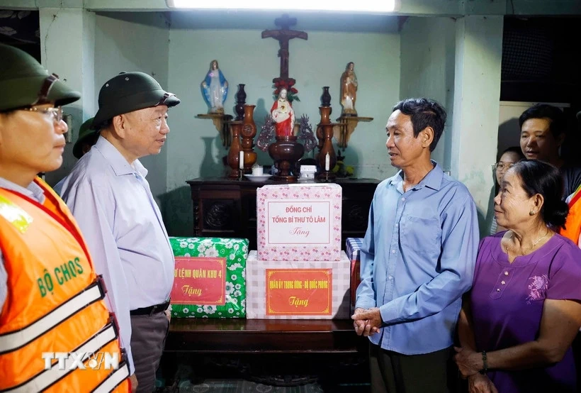 Tổng Bí thư Tô Lâm thăm, tặng quà người dân bị ảnh hưởng do mưa lũ tại Huế