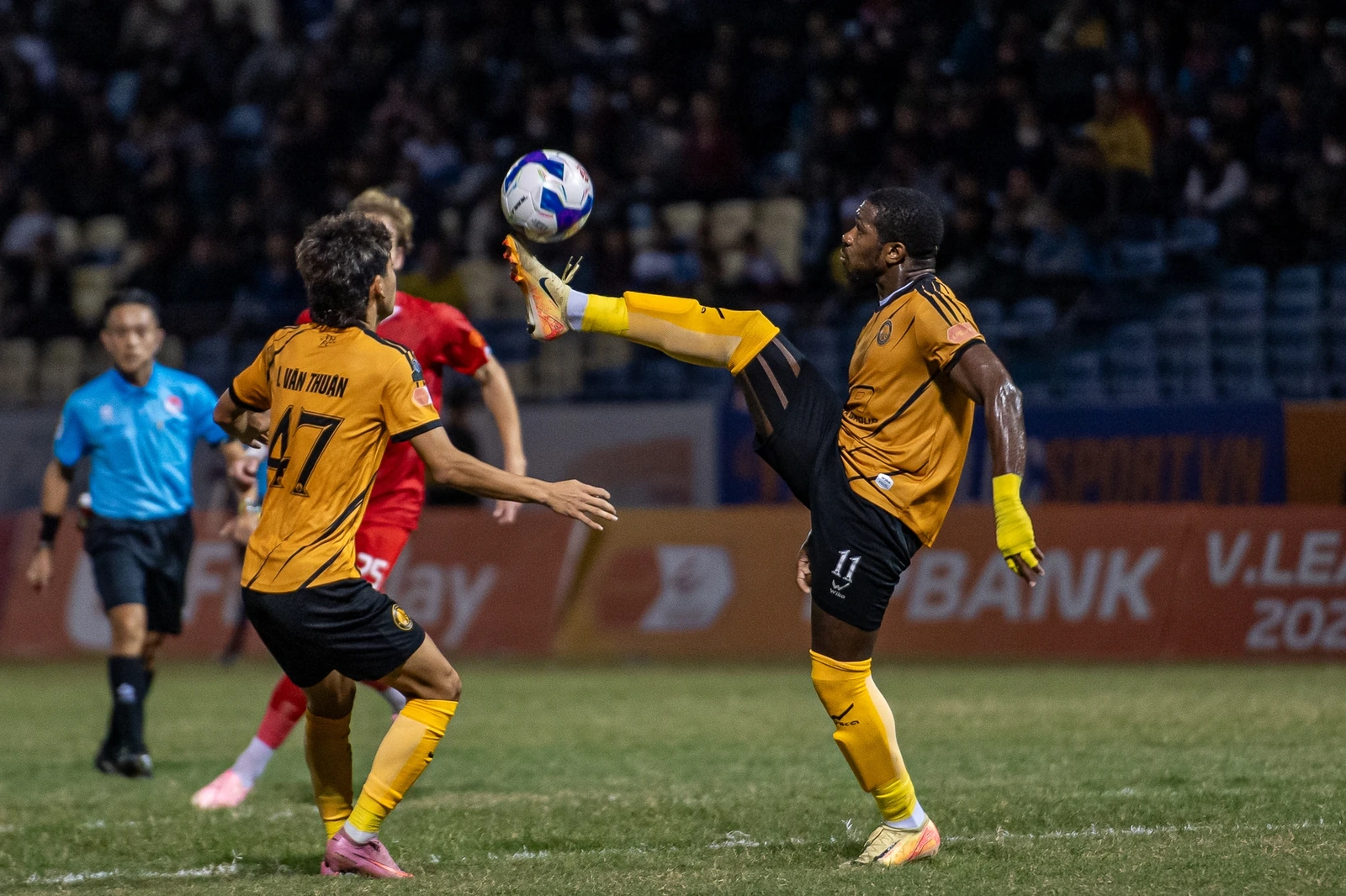 Đông Á Thanh Hóa thất thủ trên sân nhà trước Thể Công Viettel