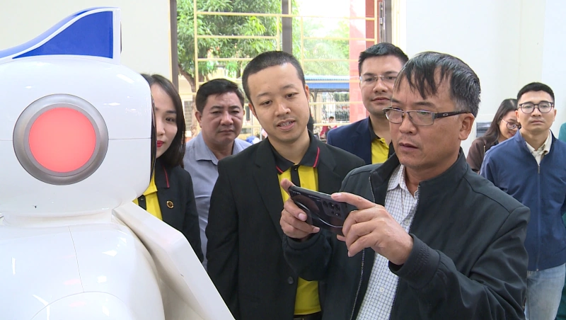 Địa phương đầu tiên của tỉnh Thanh Hóa đưa robot AI phục vụ hành chính công