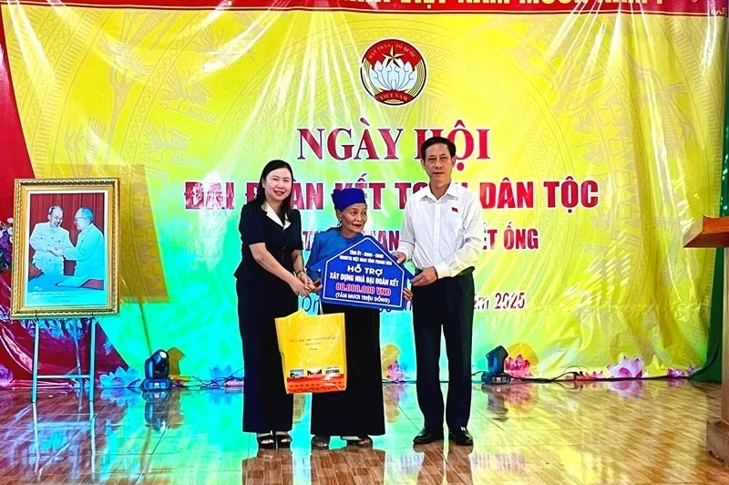 Phó Trưởng Đoàn ĐBQH tỉnh Mai Văn Hải dự Ngày hội đại đoàn kết toàn dân tại xã Thiết Ống