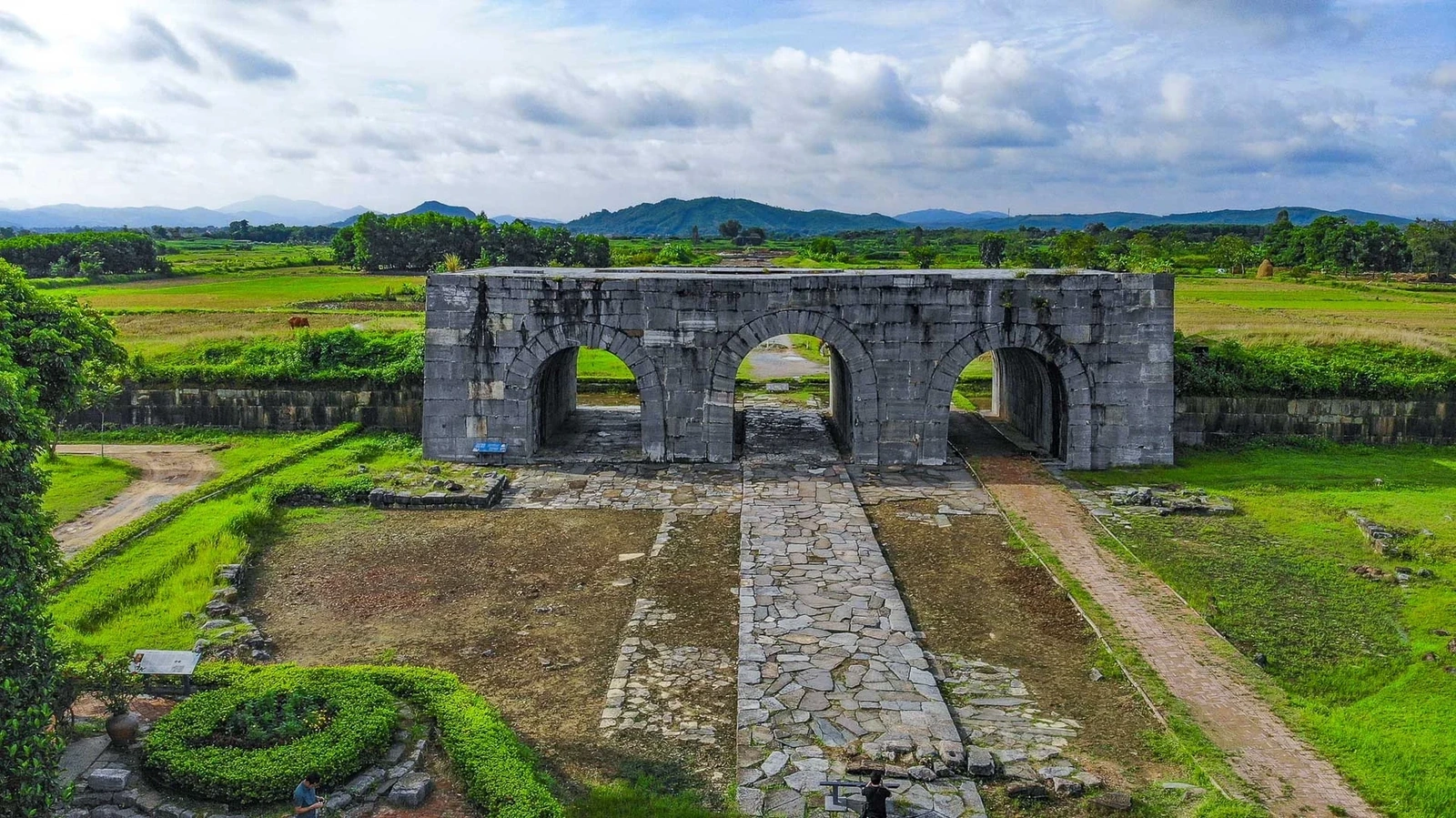 Nằm cách trung tâm Thanh Hóa khoảng 45 km về phía Tây Bắc, Thành Nhà Hồ hay còn gọi là Thành Tây Đô, là một trong số ít thành lũy bằng đá còn tồn tại trên thế giới. Công trình được Hồ Quý Ly cho xây dựng vào năm 1397, trở thành kinh đô của vương triều Hồ trong giai đoạn ngắn ngủi nhưng đặc biệt của lịch sử dân tộc.