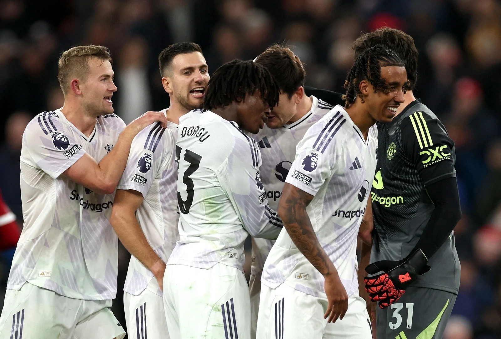 FIFA giữ nguyên án phạt với Malaysia; Ronaldo: “Messi không giỏi hơn tôi”