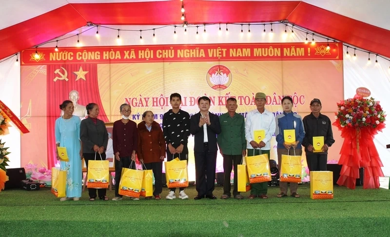 Thiếu tướng Tô Anh Dũng dự Ngày hội Đại đoàn kết toàn dân tộc tại xã Tiên Trang