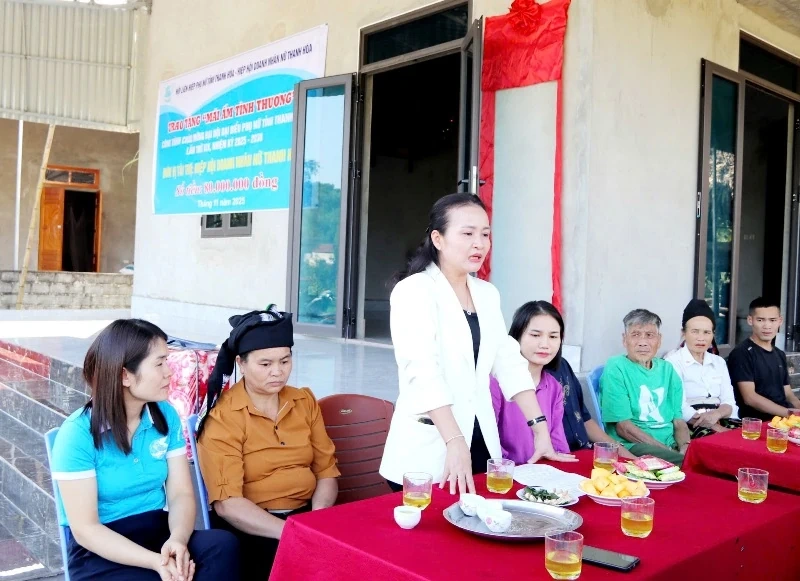 Trao kinh phí hỗ trợ xây mái ấm tình thương cho hội viên phụ nữ khó khăn về nhà ở