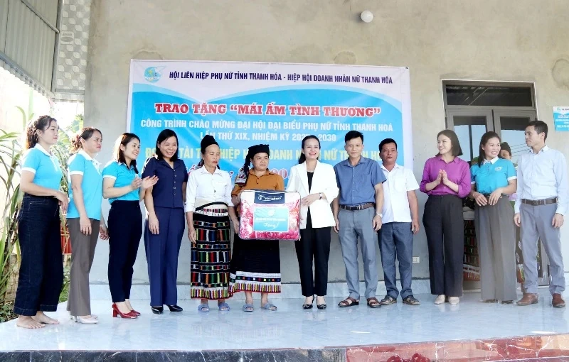 Trao kinh phí hỗ trợ xây mái ấm tình thương cho hội viên phụ nữ khó khăn về nhà ở