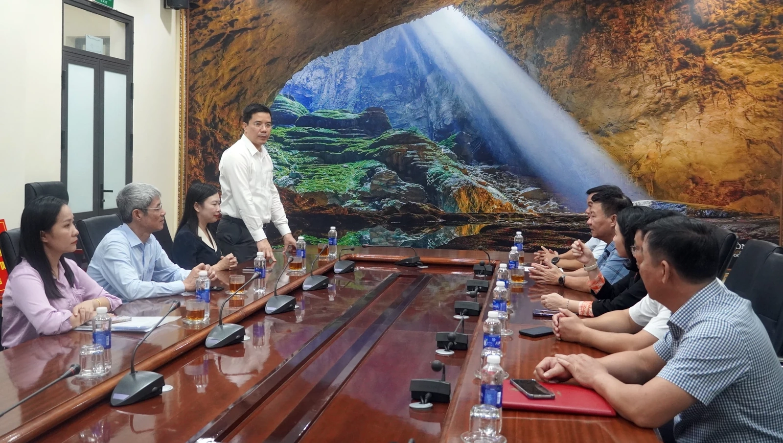 Phó Bí thư Thường trực Tỉnh ủy Nguyễn Hồng Phong thăm hỏi và trao nguồn hỗ trợ người dân Quảng Trị bị ảnh hưởng bởi thiên tai