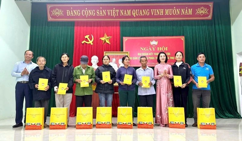 Phó Trưởng Ban Tổ chức Tỉnh ủy Đỗ Thị Toán dự Ngày hội Đại đoàn kết với Nhân dân thôn Phúc Thượng