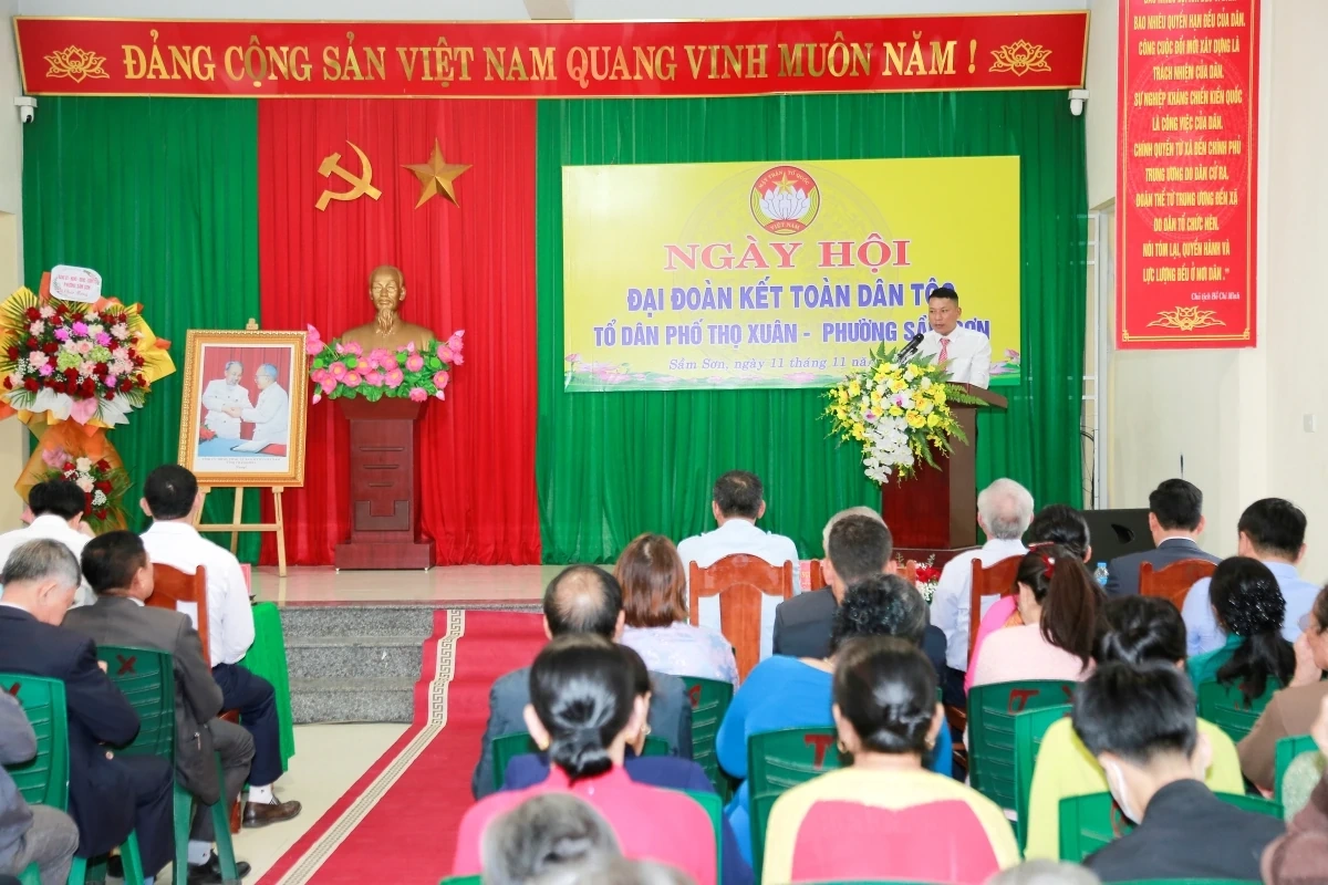 Phó Bí thư Tỉnh ủy, Chủ tịch Ủy ban MTTQ tỉnh Trịnh Tuấn Sinh dự Ngày hội Đại đoàn kết toàn dân tộc tại phường Sầm Sơn