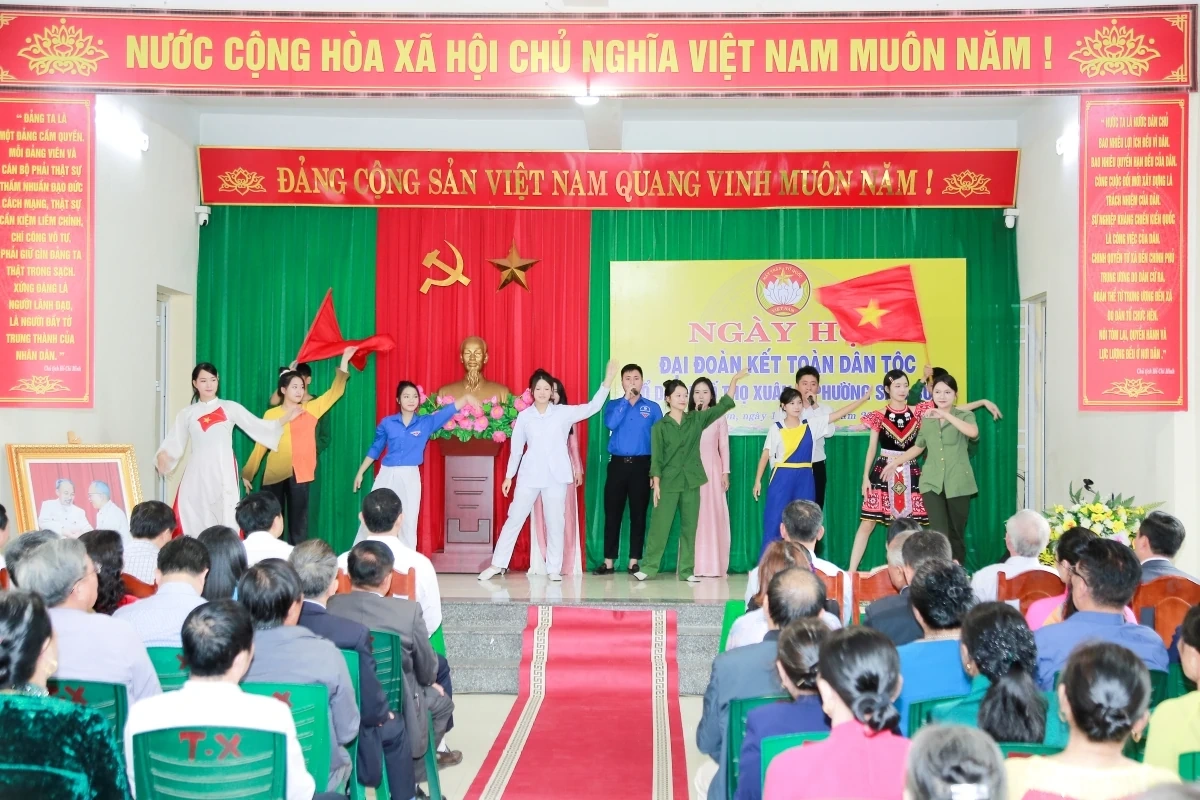 Phó Bí thư Tỉnh ủy, Chủ tịch Ủy ban MTTQ tỉnh Trịnh Tuấn Sinh dự Ngày hội Đại đoàn kết toàn dân tộc tại phường Sầm Sơn