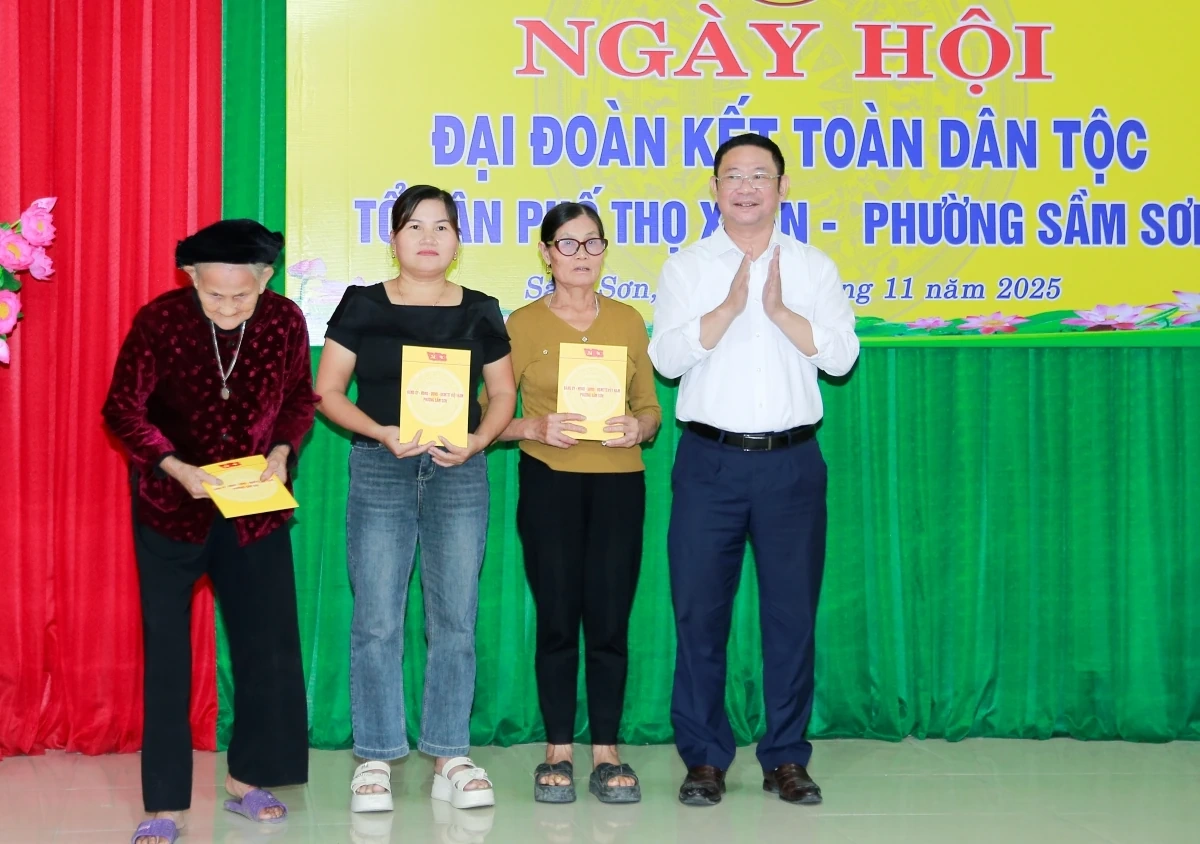 Phó Bí thư Tỉnh ủy, Chủ tịch Ủy ban MTTQ tỉnh Trịnh Tuấn Sinh dự Ngày hội Đại đoàn kết toàn dân tộc tại phường Sầm Sơn