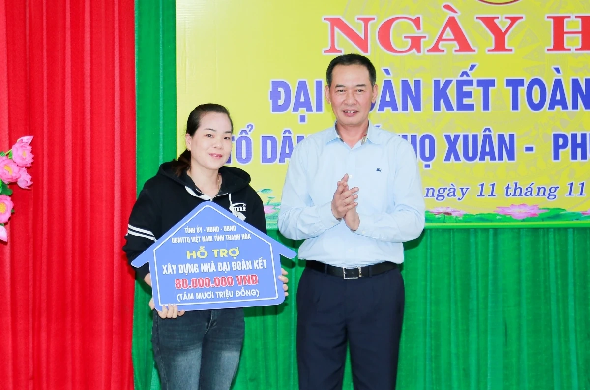 Phó Bí thư Tỉnh ủy, Chủ tịch Ủy ban MTTQ tỉnh Trịnh Tuấn Sinh dự Ngày hội Đại đoàn kết toàn dân tộc tại phường Sầm Sơn