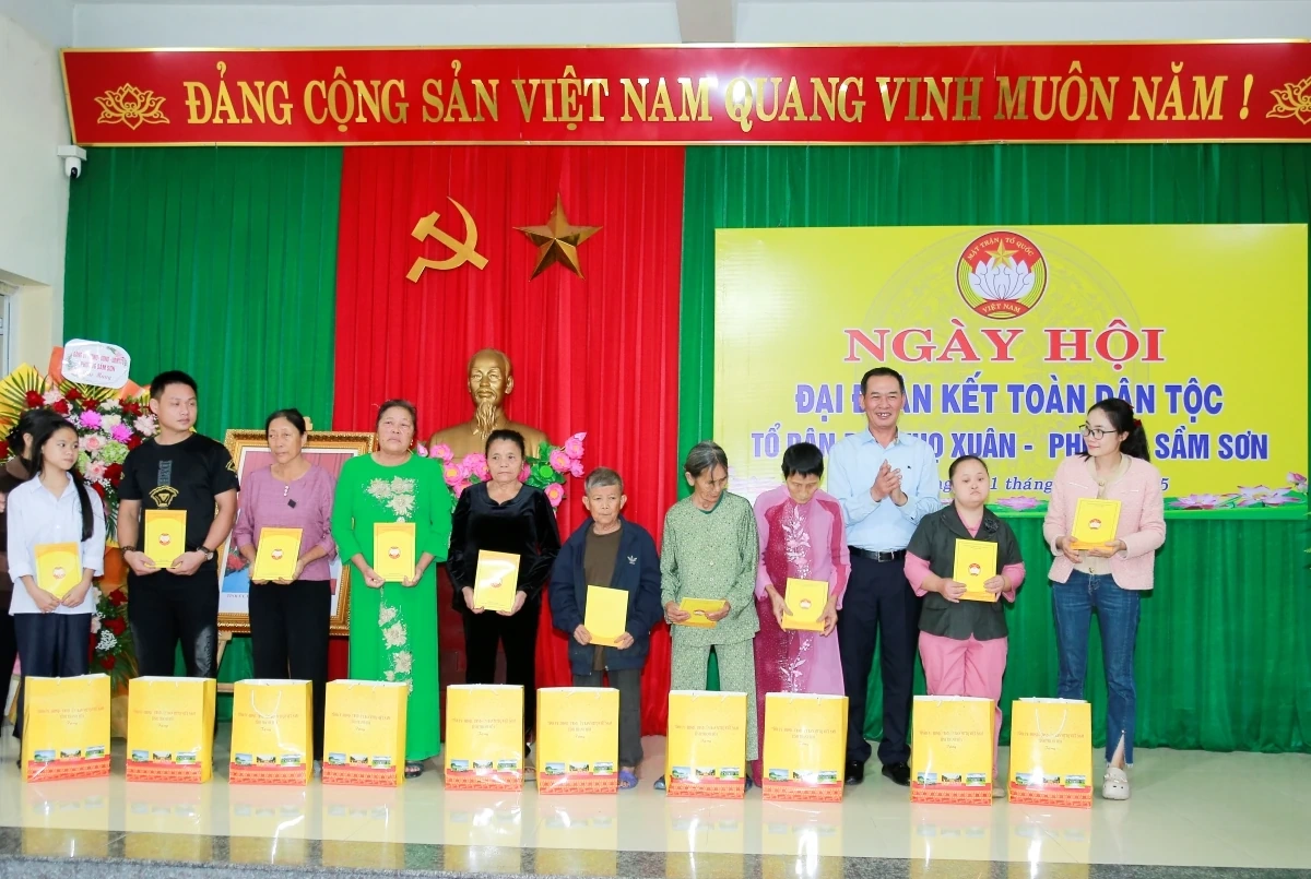 Phó Bí thư Tỉnh ủy, Chủ tịch Ủy ban MTTQ tỉnh Trịnh Tuấn Sinh dự Ngày hội Đại đoàn kết toàn dân tộc tại phường Sầm Sơn