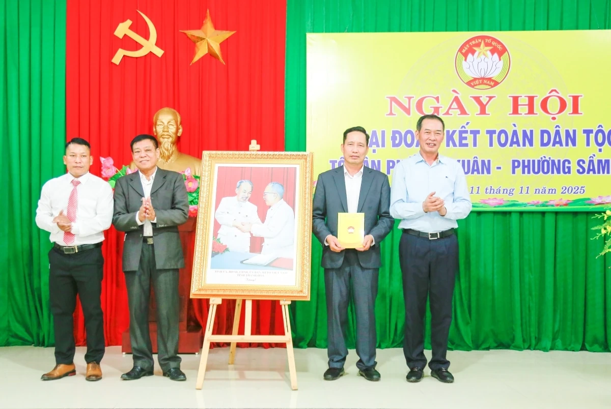 Phó Bí thư Tỉnh ủy, Chủ tịch Ủy ban MTTQ tỉnh Trịnh Tuấn Sinh dự Ngày hội Đại đoàn kết toàn dân tộc tại phường Sầm Sơn