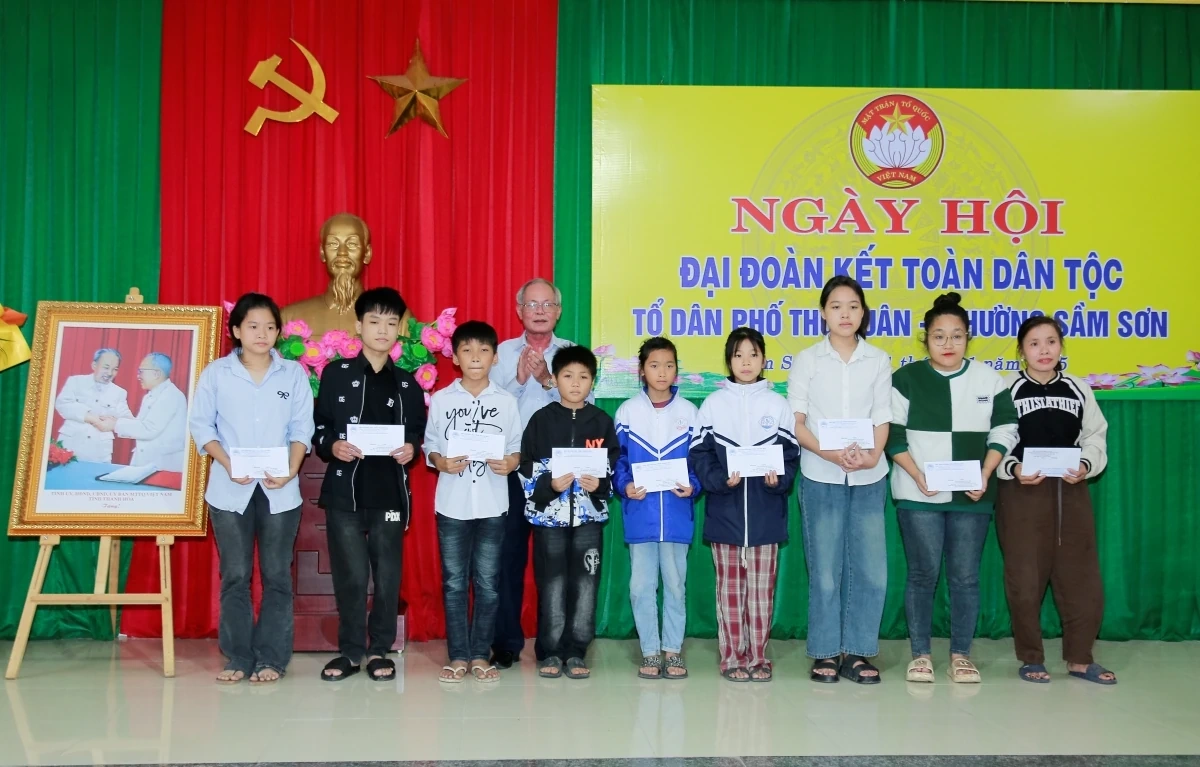 Phó Bí thư Tỉnh ủy, Chủ tịch Ủy ban MTTQ tỉnh Trịnh Tuấn Sinh dự Ngày hội Đại đoàn kết toàn dân tộc tại phường Sầm Sơn